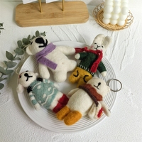 Le même style de pendentif de sac en feutre de laine fait main en forme d'ours de style coréen et d'accessoire porte-clés en forme d'animal mignon que Dongdaemun au sud de la Corée.