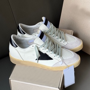 Sneakers de créateur pour hommes avec cuir vieilli et motifs étoiles dorées luxueux, très attrayantes et adaptées aux sports de plein air. - Product Image 5