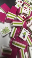 Jeu de Mahjong américain en acrylique 3 couches, rose rouge et vert, 36 mm x 25 mm x 11 mm, design de dessin animé personnalisé