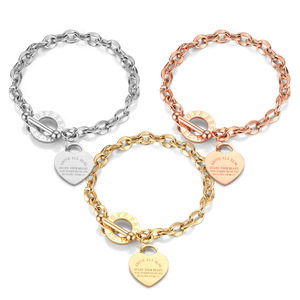 Bracciale con ciondolo a cuore inciso in 3 colori, bracciale a catena in acciaio inossidabile con chiusura a T per donna - Product Image 1