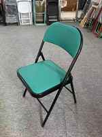 Chaise pliante en métal noir avec coussin en PU souple, design moderne, empilable et portable pour événements intérieurs/extérieurs, réunions et locations