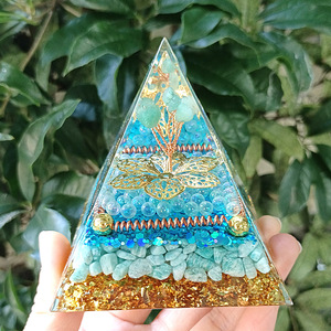 Pyramide en résine époxy avec galets de cristal, 8 cm, décoration d'aquarium, ornement de bureau, arbre en aventurine verte, amazonite - Product Image 2