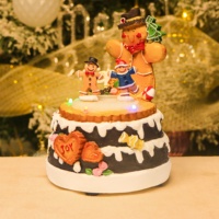 Décoration de Noël personnalisée en résine sculptée et peinte à la main, maison de pain d'épices avec ours jaune et lumières mobiles, pour enfants