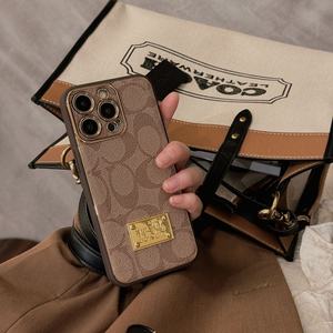 <span class=keywords><strong>เคส</strong></span>โทรศัพท์<span class=keywords><strong>มือ</strong></span><span class=keywords><strong>ถือ</strong></span>หนัง PU ดีไซน์แบรนด์หรู ขอบชุบเคลือบ สำหรับ iPhone 15 Pro - Product Image 4