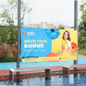 Bannière en vinyle personnalisée résistante aux intempéries avec bords renforcés pour affichage publicitaire de restaurant ou devanture de magasin, en tissu maillé mat - Product Image 1