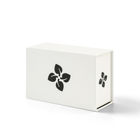 Boîte cadeau pour thé rigide magnétique avec logo personnalisé, boîte de luxe en forme de livre blanc rigide avec insert en mousse pour l'emballage du thé