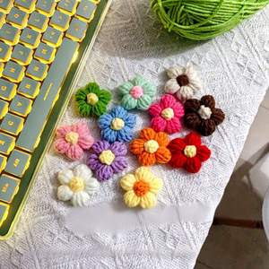 Joyería DIY Hecha a Mano: Hermosas Flores de Ganchillo Acabadas, Flores Tejidas Pequeñas para Horquillas y Accesorios para Suéteres - Product Image 3