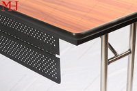 Table de conférence moderne en métal perforé avec plateau en bois et pieds en acier inoxydable pour usage hôtelier et bureautique