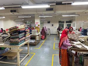 Oreillers lombaires floraux brodés personnalisés de la société certifiée Sedex Taie d'oreiller design artisanale pour usage domestique - Product Image 6