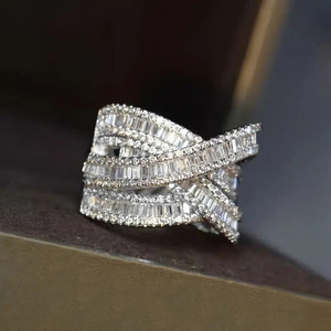 Anello Geometrico Stratificato con Zirconi per Donne, Elegante Gioiello da Dito per Fidanzamento e Moda - Product Image 1
