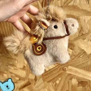 Niedlicher Plüsch-Schlüsselanhänger zum Jahr des Pferdes, Cartoon-Taschenanhänger, Weiches Stofftier, Trendiges Neujahrsgeschenk, Festliche Dekoration, Großhandel - Product Image 3