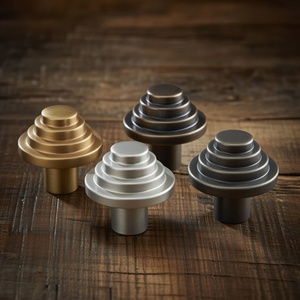 Koppalive Tiradores <span class=keywords><strong>de</strong></span> Cajón Modernos y Elegantes <span class=keywords><strong>de</strong></span> Lujo con Diseño Escalonado, Herrajes Dorados para Muebles, Perillas <span class=keywords><strong>de</strong></span> Latón Sólido para Gabinetes <span class=keywords><strong>de</strong></span> Cocina - Product Image 3
