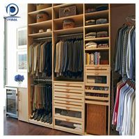 Armoire contemporaine en bois massif sur mesure, robuste, avec rangement intérieur flexible pour chambre à coucher
