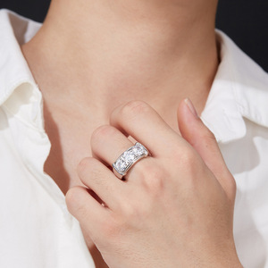 Bague de fiançailles pour femme en or jaune avec trois pierres de moissanite taille brillant ronde, sertie à griffes, style classique - Product Image 4