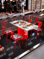 Table basse et ensemble de chaises en fût d'huile industriel vintage, mobilier en métal personnalisé avec logo pour café et salon