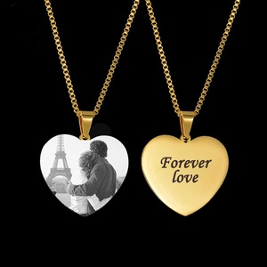 Collier personnalisé personnalisé pendentif coeur de pêche vierge en acier inoxydable avec <span class=keywords><strong>photos</strong></span> gravées au laser pour cadeau d'<span class=keywords><strong>amoureux</strong></span> d'amis de la famille - Product Image 1