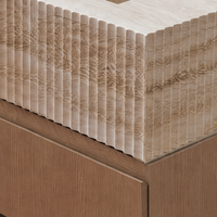 Meuble-lavabo double vasque en travertin beige rustique avec façade cannelée, tiroirs en bois et double bassin, autoportant, pour projet de salle de bain principale