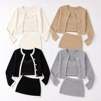 Op maat gemaakte dames 3-delige gebreide set met parelknopen cardigan, kant binnen top, geribbelde minirok, OEM groothandel, privélabel, bulkbestelling