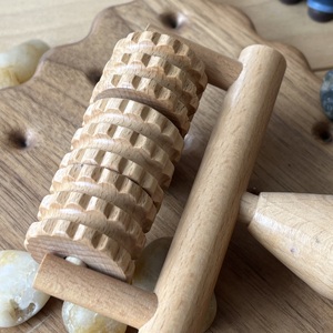 Disfrute relajando los meridianos del cuerpo con el masajeador de mano con rodillo de madera de haya - Product Image 6