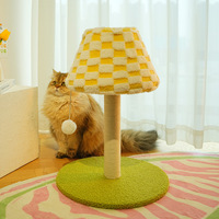 Nouveau Design Robuste et Durable Tour d'activités pour chat en forme de lampe de bureau, Griffoir moderne en peluche à carreaux pour chat, Meuble pour animaux de compagnie en promotion