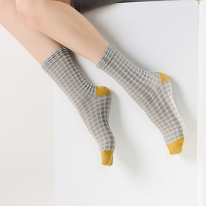 Chaussettes de mode personnalisées pour femmes, en soie brillante, avec motif en relief 3D, mi-mollet, à carreaux rétro - Product Image 2