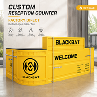 Fabricant fournissant un comptoir de réception de style conteneur industriel avec éclairage LED et aspect métallique jaune pour hôtel