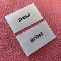 Écusson confortable d'habillement de coton blanc de blanchiment, étiquette de coton organique de logo de marque déposée pour la robe