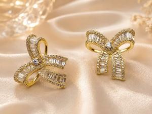 Orecchini a perno con fiocco placcati oro 18K con cristalli, gioielli da festa da donna - Product Image 3