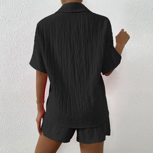 OEM Ensembles de chemises pour femmes Chemises à fleurs boutonnées et ensemble de pantalons courts imprimés personnalisés de haute qualité pour <span class=keywords><strong>femme</strong></span> à manches courtes décontracté en tricot de satin - Product Image 3