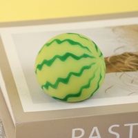 Gadget anti-stress en caoutchouc souple en forme de pastèque changeant de couleur ; jouet de farce ultime à récupération lente pour les jeunes