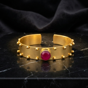 Brazalete Abierto de Latón Chapado en Oro con Granate y Bisel Geométrico para Regalo de Boda o Fiesta - Product Image 2
