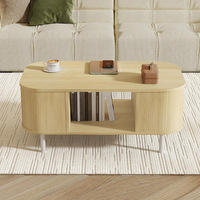 Table basse en bois de style crème à coins arrondis, avec armoire de rangement à double porte et compartiments ouverts pour salon