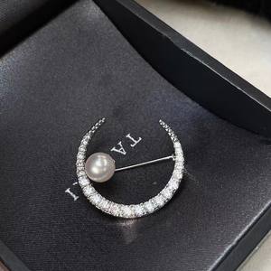 Broche Curvo Minimalista Retro con 8 Perlas Naturales de Agua Dulce Akoya, Accesorio de Cristal para el Pecho con Tipo de Broche - Product Image 1