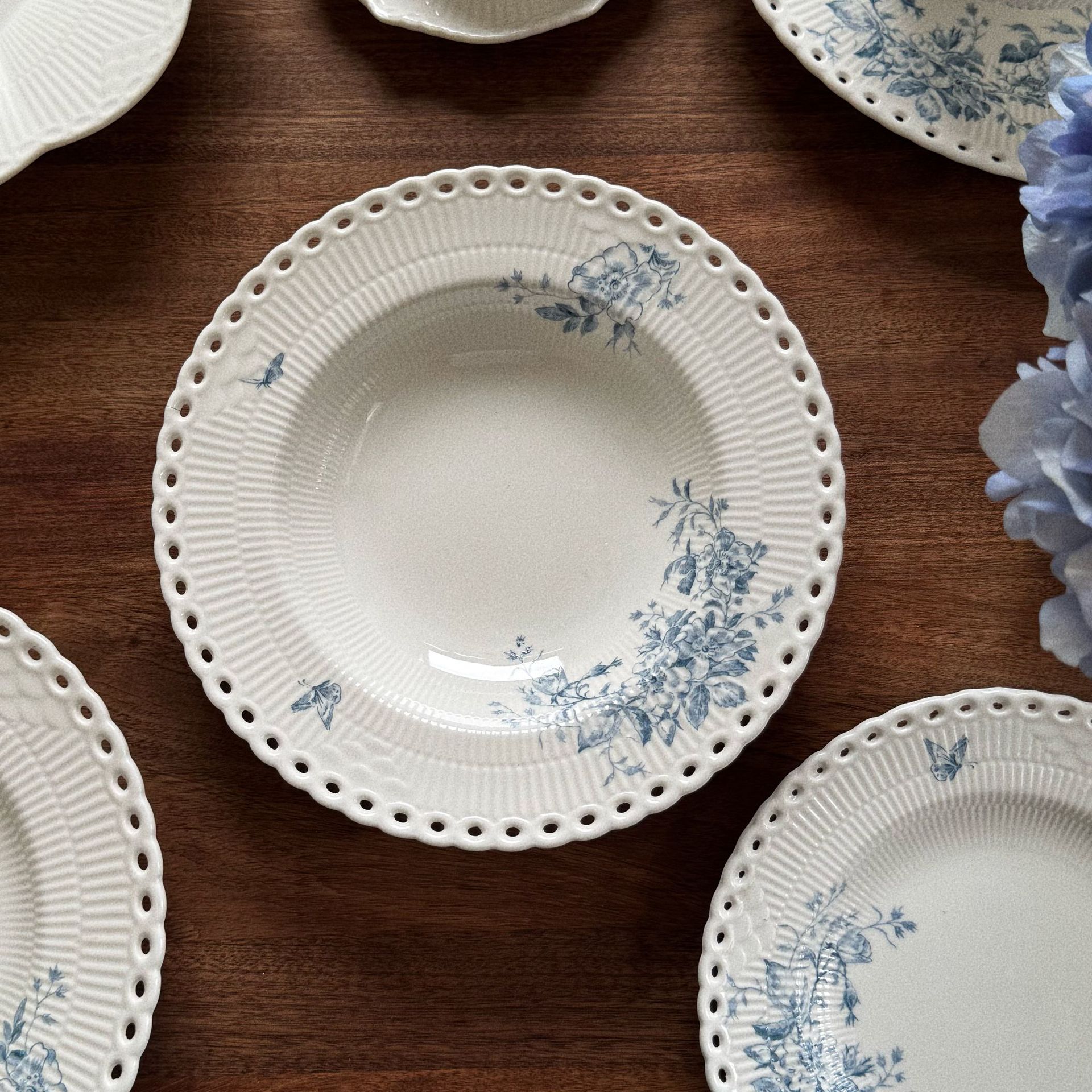 Assiette creuse 234 cm, motif floral bleu.