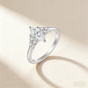 Anillo de Compromiso de Plata de Ley 925 con Circonita Cúbica de Corte Marquesa, Engaste Clásico con Puntas, Joyería para Mujer - Product Image 1