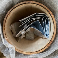 Baril à vin en bois de pin bon marché à couvercle ouvert avec sac en aluminium à l'intérieur Couleur brûlée