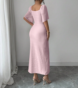 Vestido maxi ajustado de gasa texturizada rosa rubor para mujer con manga con volantes, cuello drapeado, cintura fruncida, decoración de hebilla floral y abertura alta - Product Image 3