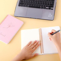 Cuaderno Espiral A5 2026 con Páginas Interiores Rayadas, Cuaderno de Papelería Beige con Logotipo en Lámina Dorada, Impresión de Libros