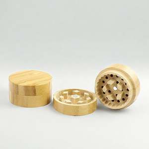 Molino de Hierbas Personalizado CANNA con Cubierta de Madera de Bambú, Dientes Afilados, Cepillo y Raspador, Molinillo de Especias Biodegradable de 4 Piezas para Cocina - Product Image 6