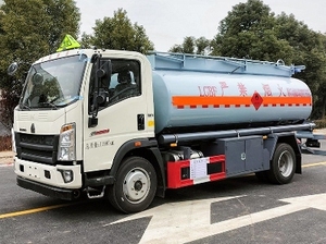 รถบรรทุกดูดสิ่งปฏิกูล4x2ที่เชื่อถือได้พร้อมคุณสมบัติความปลอดภัยขั้นสูงถังน้ำมันเชื้อเพลิงสภาพใหม่สำหรับการจัดเก็บน้ำมันเกียร์ธรรมดา - Product Image 5
