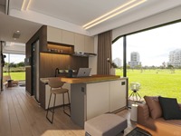 Maison conteneur de luxe noire, étanche, écologique, moderne, en placage d'aluminium, type capsule spatiale, avec chambre, cabine mobile, bureau et villa