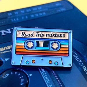Pin de esmalte suave personalizado de metal, diseño Mixtape de viaje en coche, estilo cassette en colores pastel, económico, de fabricante - Product Image 4