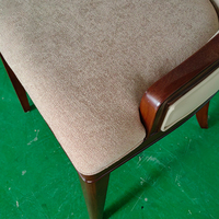 Chaise de salle à manger empilable en bois massif de luxe moderne pour hôtels, restaurants, banquets et mariages