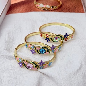 กำไลข้อมือลายดอกไม้เคลือบสีสำหรับผู้หญิง ดีไซน์แบบเปิดประดับดอกไม้หลากสีและฝังเพชร CZ เครื่องประดับคริสเตียนสุดอินเทรนด์ - Product Image 3