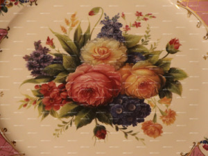 Table d'appoint <span class=keywords><strong>de</strong></span> style <span class=keywords><strong>cour</strong></span> royale française vintage, avec dessus <span class=keywords><strong>en</strong></span> céramique peinte à motifs floraux et finition laiton doré huilé, pour salle à manger <span class=keywords><strong>de</strong></span> villa - Product Image 3