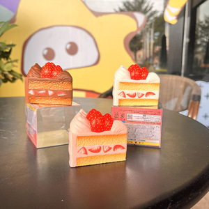 Jouet Squishy Gâteau aux Fraises, Jouet à Presser Doux en Forme de Dessert, Cadeau Nouveauté Mignon pour la Vente en Gros - Product Image 6