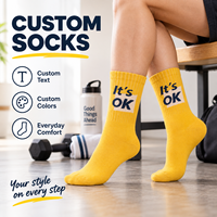 Chaussettes courtes jaunes vives personnalisées, motif carré avec texte court en jacquard, texte et couleur personnalisés