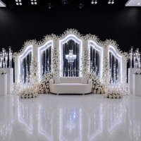 Arche de mariage en acrylique au design irrégulier NIKA avec support de toile de fond LED et rideau de perles de cristal