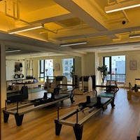 Appareil de Pilates Reformer en aluminium noir pour studio et usage personnel, équipement d'entraînement de base, avec boîte de siège et sangles de résistance