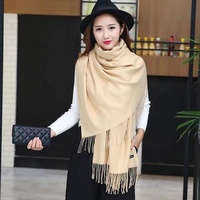 Poncho Zifeng OEM Chal Tejido Gruesos Vente en gros Écharpe en cachemire pashmina uni avec châle à pompon CE